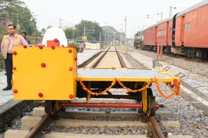 मण्डल रेल प्रबंधक आदित्य कुमार ने किया नव-विकसित फुल गेज रेल मोटर ट्रॉली का शुभारम्भ