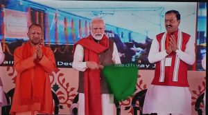 प्रधानमंत्री ने वाराणसी और नई दिल्‍ली के बीच दूसरी वंदे भारत एक्‍सप्रेस को झंडी दिखाकर रवाना किया
