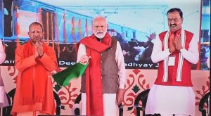 प्रधानमंत्री ने वाराणसी और नई दिल्‍ली के बीच दूसरी वंदे भारत एक्‍सप्रेस को झंडी दिखाकर रवाना किया