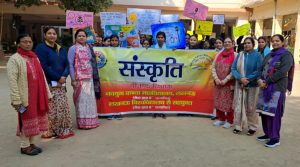 नवयुग में सड़क दुर्घटनाओं में कमी लाने के उद्देश्य से छात्राओं ने निकाली रैली
