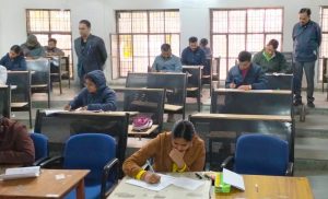 सहायक क्षेत्रीय निदेशक ने अवध विवि के इग्नू अध्ययन केन्द्र में चल रही परीक्षा का किया औचक निरीक्षण