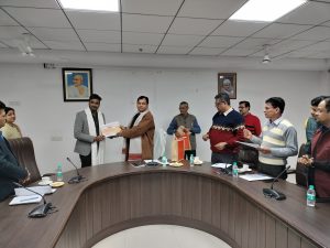 अपर मुख्य सचिव खादी एवं ग्रामोद्योग ने प्रदेश के 5 जनपदों के सफल उद्यमियों को प्रशस्ति पत्र एवं अंगवस्त्र देकर सम्मानित किया