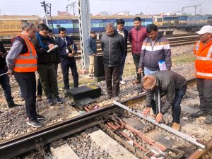 मंडल रेल प्रबंधक ने किया लखनऊ-प्रयागराज संगम रेलखंड का निरीक्षण
