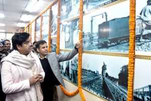 सांसद रवि किशन शुक्ला ने दीप प्रज्ज्वलित कर किया गोरखपुर रेलवे स्टेशन के स्थापना दिवस समारोह का शुभारम्भ