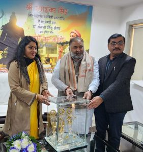 परिवहन मंत्री ने डॉ अंजना सेंगर द्वारा सृजित गीत 'हमारे राम आएंगे' के वीडियो एलबम का लोकार्पण किया