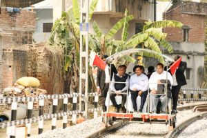 मुख्य रेल संरक्षा आयुक्त ने सीतापुर-सीतापुर सिटी स्टेशनों के मध्य नई विद्युतकर्षण लाइन का किया निरीक्षण