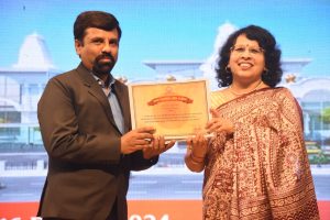 पूर्वाेत्तर रेलवे की महाप्रबन्धक सौम्या माथुर ने 68वें रेल सप्ताह समारोह में वितरित किए ‘विशिष्ट रेल सेवा पुरस्कार-2023'