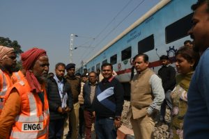 सुरक्षा तथा संरक्षा के समुचित प्रबंधन के उद्देश्य से मण्डल रेल प्रबन्धक ने गोरखपुर-नौतनवा रेल खण्ड का किया विंडो ट्रेलिंग निरीक्षण