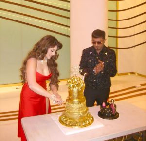 उर्वशी रौतेला ने अपने जन्मदिन पर बनाया विश्व रिकॉर्ड, 'लव डोज 2' के सेट पर यो यो हनी सिंह के साथ काटा 3 करोड़ के असली 24 कैरेट सोने का केक