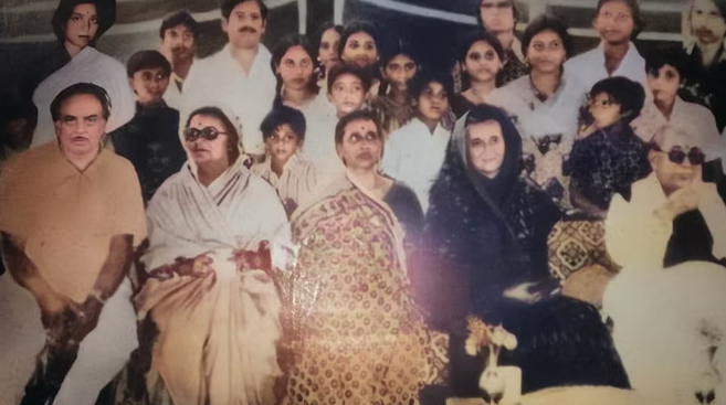 जब इंदिरा गांधी ने सोनभद्र की महिलाओं से सीखा अचार बनाना... प्रोटोकाल तोड़ तस्वीरें भी खिंचवाईं