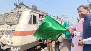 नौतनवां-दुर्ग-नौतनवां एक्सप्रेस का प्रायोगिक ठहराव लक्ष्मीपुर स्टेशन पर