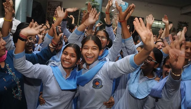शिक्षा और परीक्षा में अव्वल आती लड़कियां, पंजाब की ये तीन बेटियां बनी मिसाल