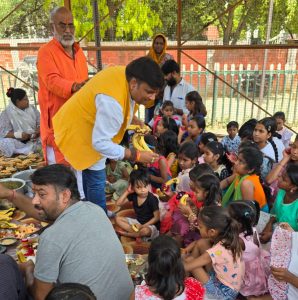 रालोद नेता रोहित अग्रवाल ने 108 कन्याओं का पूजन कर प्रसाद वितरित किया