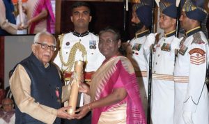 सूचना आयुक्त डॉ दिलीप अग्निहोत्री ने पूर्व राज्यपाल राम नाईक को पद्म भूषण मिलने पर बधाई दी