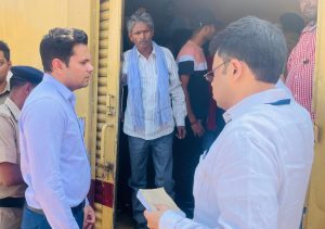 मंडल रेल प्रबंधक ने लखनऊ-सुलतानपुर रेलखंड का विंडो ट्रेलिंग करते हुए उतरेटिया एवं सुलतानपुर स्टेशन का निरीक्षण किया 