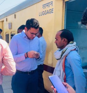 मंडल रेल प्रबंधक ने लखनऊ-सुलतानपुर रेलखंड का विंडो ट्रेलिंग करते हुए उतरेटिया एवं सुलतानपुर स्टेशन का निरीक्षण किया 