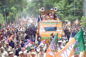 राजनाथ सिंह के नामांकन से पहले लखनऊ में हुआ विशाल रोड शो, ओपी श्रीवास्तव के समर्थकों सहित उमड़ा जनसैलाब