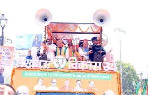 राजनाथ सिंह के नामांकन से पहले लखनऊ में हुआ विशाल रोड शो, ओपी श्रीवास्तव के समर्थकों सहित उमड़ा जनसैलाब