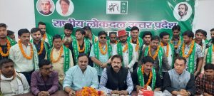 समाजवादी युवा नेता अमरेन्द्र सिंह ने अपने सैकड़ों साथियों के साथ रालोद की सदस्यता ग्रहण की 