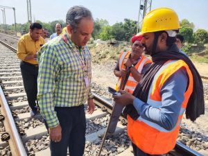 मण्डल रेल प्रबंधक ने किया बाराबंकी-अयोध्या कैंट-शाहगंज-जौनपुर-जौनपुर सिटी-सुल्तानपुर-लखनऊ रेलखंड का निरीक्षण