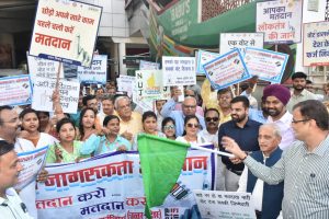 लखनऊ में पत्रकारों ने निकाली वृहद मतदाता जागरूकता रैली