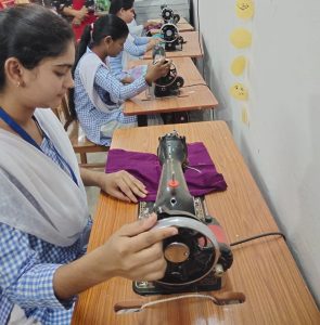 छात्राओं को आत्मनिर्भर बनाने के उद्देश्य से खुन खुनजी गर्ल्स कॉलेज में चलाया गया विभिन्न प्रशिक्षण कार्यक्रम 