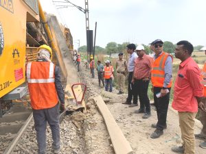 मंडल रेल प्रबंधक ने किया लखनऊ-सुल्तानपुर-श्रीकृष्णा नगर रेलखंड का निरीक्षण