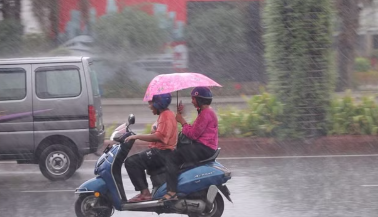 दिल्ली में हो रही रिमझिम बरसात, मौसम हुआ सुहाना; उमस भरी गर्मी से मिली राहत