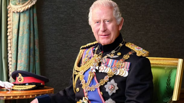 कैंसर से लड़ाई के बीच किंग चार्ल्स की नई तस्वीर आई सामने, शाही सैन्य पोशाक में दिखे ब्रिटेन के राजा