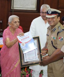 राज्यपाल आनंदीबेन पटेल ने वरिष्ठ मंडल सुरक्षा आयुक्त को किया सम्मानित