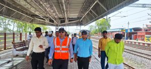 मण्डल रेल प्रबंधक ने किया लखनऊ-सुलतानपुर-खुन्डौर-अयोध्या कैंट-लखनऊ रेलखंड का निरीक्षण