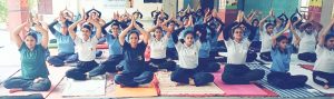 दसवें अंतर्राष्ट्रीय योग दिवस के उपलक्ष में नवयुग कन्या महाविद्यालय की छात्राओं ने किया योगाभ्यास