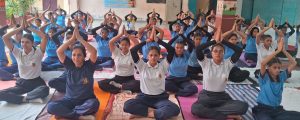 दसवें अंतर्राष्ट्रीय योग दिवस के उपलक्ष में नवयुग कन्या महाविद्यालय की छात्राओं ने किया योगाभ्यास