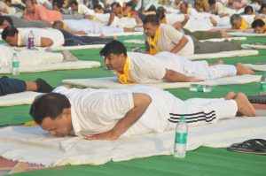 मंत्री नरेंद्र कश्यप ने अंतर्राष्ट्रीय योग दिवस पर कासगंज में किया योग