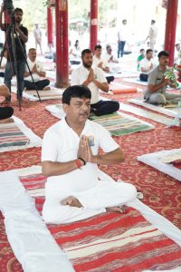 मंत्री कपिल देव अग्रवाल ने सीतापुर में अंतर्राष्ट्रीय योग दिवस पर किया योग