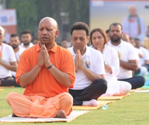On Yoga Day, people performed yoga with a pledge to stay healthy, CM Yogi practiced yoga at Raj Bhavan