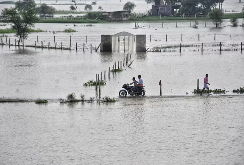 गोमती का कहर, चार से पांच फीट गहरे पानी से होकर गुजर रहे लोग, प्रशासन की बेरूखी ने बढ़ाया दर्द