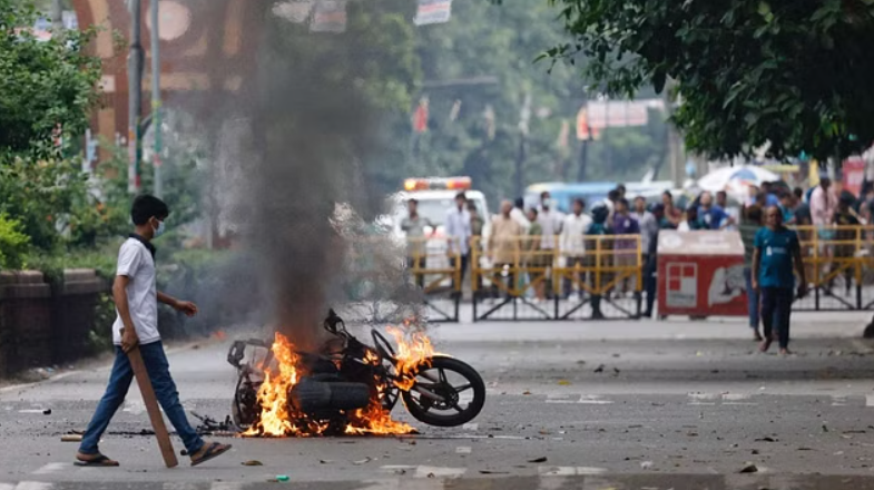 बांग्लादेश में हिंसा के बीच भारत वापस लौटे सैकड़ों छात्र, जानें कितने अभी भी फंसे