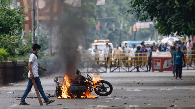 हिंसा की वजह से भारत-बांग्लादेश के बीच व्यापार लगातार दूसरे दिन ठप, लोगों की आवाजाही जारी