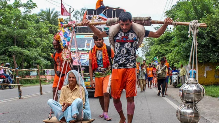 हलफनामे के बाद भी यूपी सरकार के आदेश पर रोक जारी, कांवड़ मार्ग के दुकानदारों को नहीं लगानी होगी नामपट्टिका