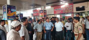 मण्डल रेल प्रबन्धक आदित्य कुमार ने गोरखपुर रेलवे स्टेशन पर किया यात्री सुविधाओं का निरीक्षण
