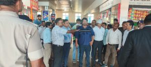 मण्डल रेल प्रबन्धक आदित्य कुमार ने गोरखपुर रेलवे स्टेशन पर किया यात्री सुविधाओं का निरीक्षण