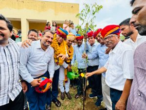 सेवानिवृति होने पर अध्यापक ने पौधरोपण कर दिया पर्यावरण संरक्षण का संदेश