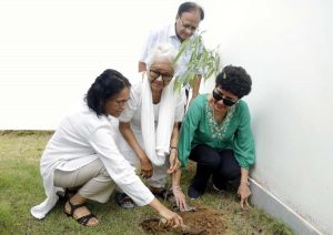 डा जगदीश गांधी की स्मृति में डा भारती गांधी ने वृक्षारोपण कर पर्यावरण संवर्धन का आह्वान किया