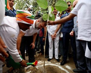 वीर चक्र विजेता शहीद अंशुमान सिंह के माता-पिता से मिले राहुल गांधी