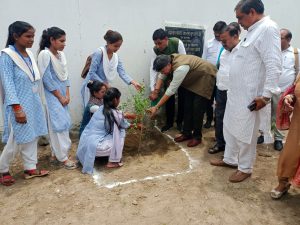 छात्राओं के सर्वांगीण विकास के लिए तत्पर है सरकार- राजेश्वर सिंह