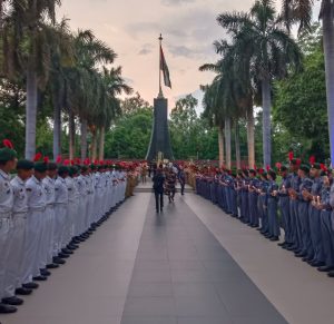 कारगिल विजय दिवस रजत जयंती का स्मरणोत्सव: एन सी सी कैडेट्स द्वारा निकाला गया कैंडल मार्च