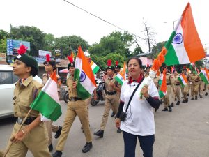 नवयुग कन्या महाविद्यालय की छात्राओं ने लखनऊ की सड़कों पर निकाला तिरंगा यात्रा