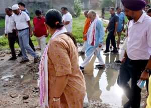 लखनऊ के प्रभारी मंत्री सुरेश कुमार खन्ना ने नगर की सफाई व्यवस्था को देखने के लिए औचक निरीक्षण किया