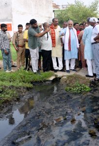 लखनऊ के प्रभारी मंत्री सुरेश कुमार खन्ना ने नगर की सफाई व्यवस्था को देखने के लिए औचक निरीक्षण किया